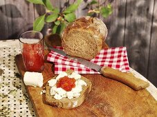 Brot mit Frischkäse und Tomatenkonfitüre
