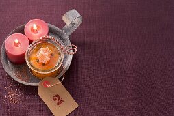 Mandarinkonfitüre mit zwei Kerzen