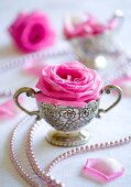 Festive table decorations with roses and pearls