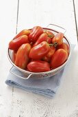 San Marzano Tomaten im Küchensieb