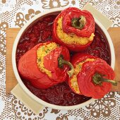Gefüllte Paprikaschoten mit Couscous auf Tomatensauce