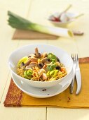 Wok-fried pasta with mushrooms, leek and chicken