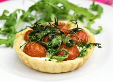 Tomato tartlet with mozzarella and rocket