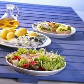 Salat, Fisch und belegte Brötchen mit rapsöl zubereitet