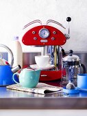 Espressomaschine, Teekanne und Wasserkessel