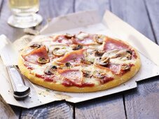 Pizza mit Schinken und Champignons