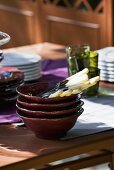 Geschirr, Besteck und Gläser auf Tisch (Italien)