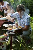 Junge Leute beim italienischen Grillfest im Freien