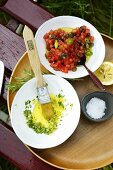 Tomaten-Oliven-Sauce, Salz und Kräuteröl