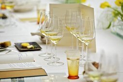 Gedeckter Tisch für eine Weinverkostung