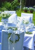 Gedeckter Hochzeitstisch im Garten