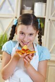 Mädchen isst ein Stück Pizza