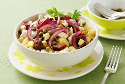 Pasta with caramelised onions, dried tomatoes, olives and feta