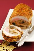 Schweinebauch-Rollbraten mit Buchweizen-Pflaumen-Füllung