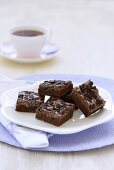 Schokoladenbrownies und Kaffeetasse