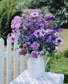 Violetter Blumenstrauss im Freien