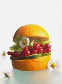 Gesunder Burger: Orange mit Zucchini, Johannisbeeren, Salat