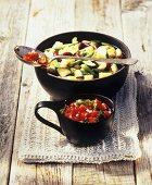 Sommerliche Gemüsesuppe und Tomatensalat