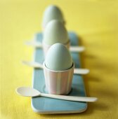 Gekochte Eier in Eierbechern und Löffel