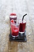 Smoothies aus roten Früchten