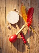 A drum, a maraca and feathers for a Western-themed party