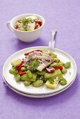 Dicke-Bohnen-Salat mit Avocado, Paprika und geräuchertem Makrelen