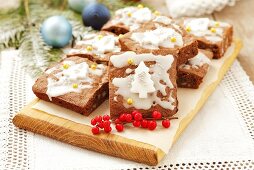 Ginger slices with icing sugar for Christmas