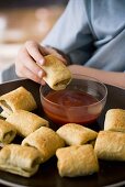 Sausage Roll mit Ketchup (Blätterteigrollen mit Hackfüllung)