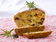 Pikanter Kuchen mit Oliven, getrockneten Tomaten und Rosmarin