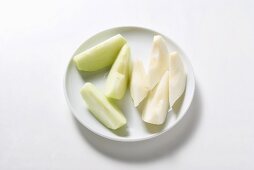 Peeled apple and pear wedges