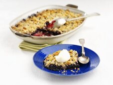 Blueberry gratin with crispy topping