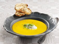 Karottencremesuppe mit Kräuterquark