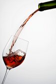 Rotwein in Glas einschenken