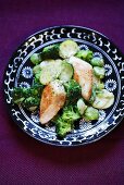 Chicken breast with courgettes, broccoli and potatoes