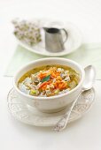 Suppe mit Hähnchen-Innereien und Gemüse