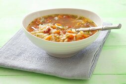 Kohlsuppe mit Tomaten und Pancetta