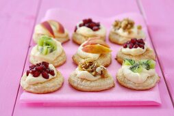 Mini-Blätterteig-Törtchen mit Walnüssen und Obst belegt