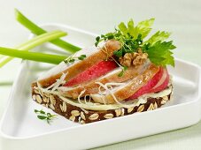 Open sandwich of chicken, apple and cress