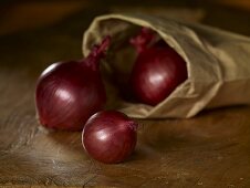 Rote Zwiebeln mit Papiertüte