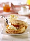 Brötchen mit Butter und Marmelade