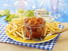 Currywurst (sausage with curry sauce & curry powder) in jar with chips
