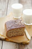 Sauerteigbrot mit Leinsamen und zwei Gläsern Kefir