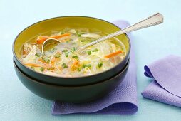 Hühnersuppe mit Reisnudeln