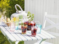Sangria auf sommerlichem Gartentisch