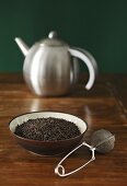 Schwarzer Tee (ungekocht), Teesieb und Teekanne