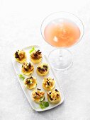 Frittata mit Auberginen, ein Glas Martini Mai Tai
