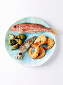 Verschiedene Meeresfrüchte auf blauem Telller