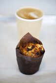 Muffin und Kaffee in Plastikbecher