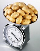 Kartoffeln auf einer Küchenwaage