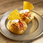 Baked potatoes with chicken, salsa and nachos (Mexico)